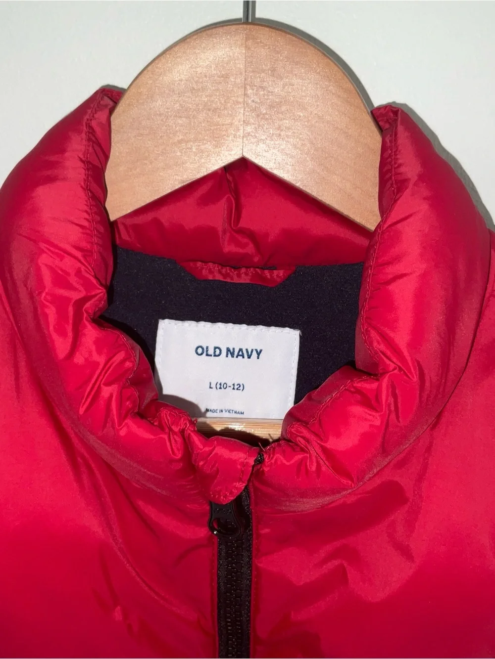 Old Navy Youth Puffer Vest in Red and Size L(10-12)
